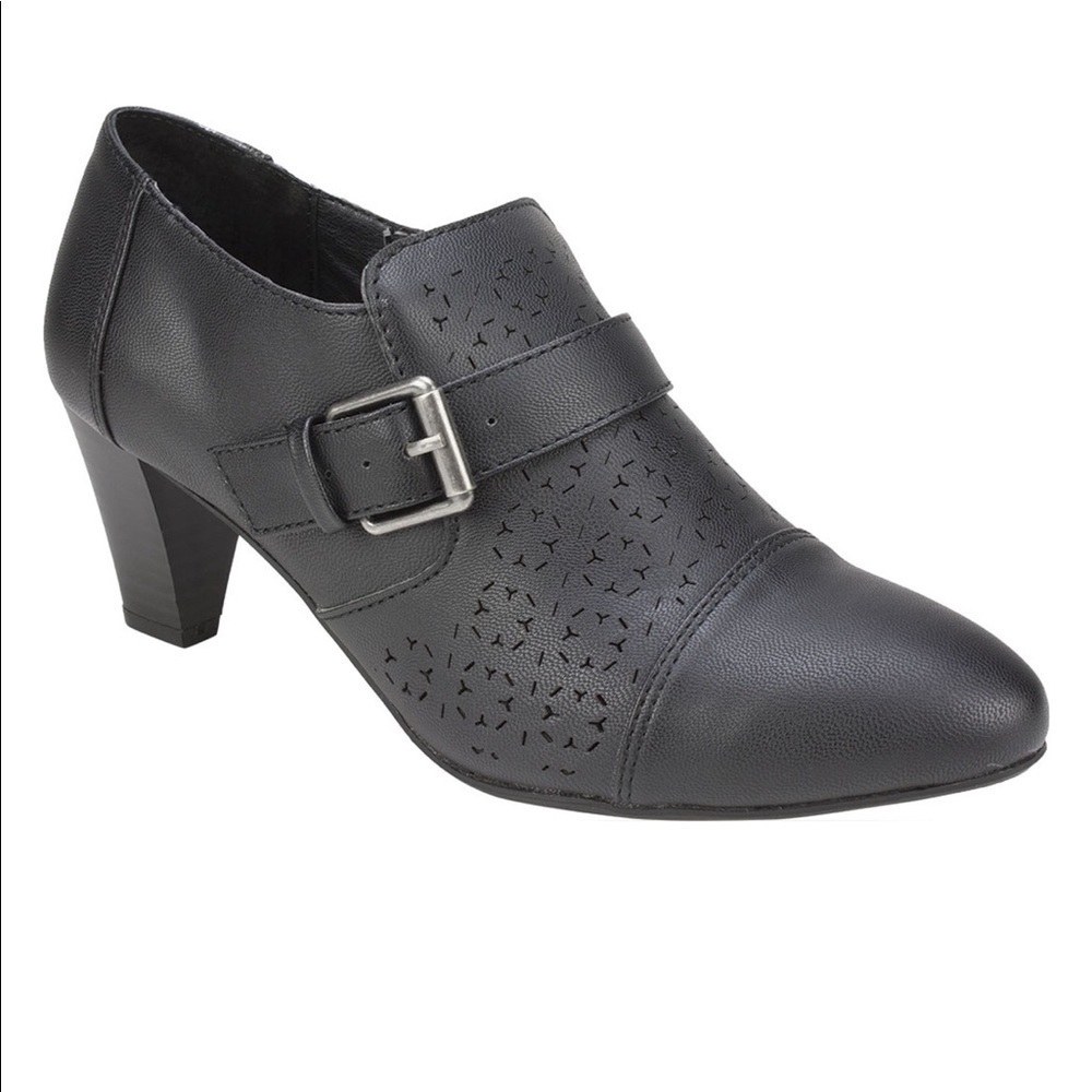 NWT Black heeled ankle bootie Sairah by Rialto Perforated upper inside zip 8.5